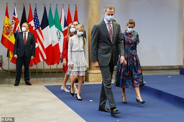 西班牙小公主罕见穿高跟鞋,14岁西班牙公主近照