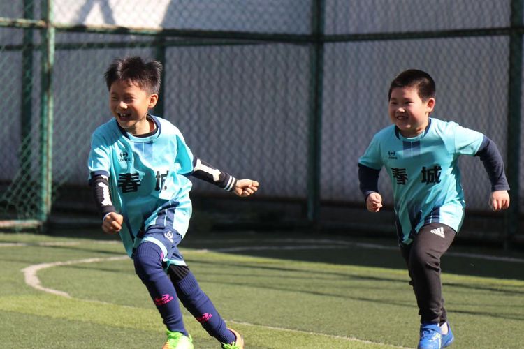 6岁到10岁孩子的足球训练,足球的魅力让小朋友们与足球结缘