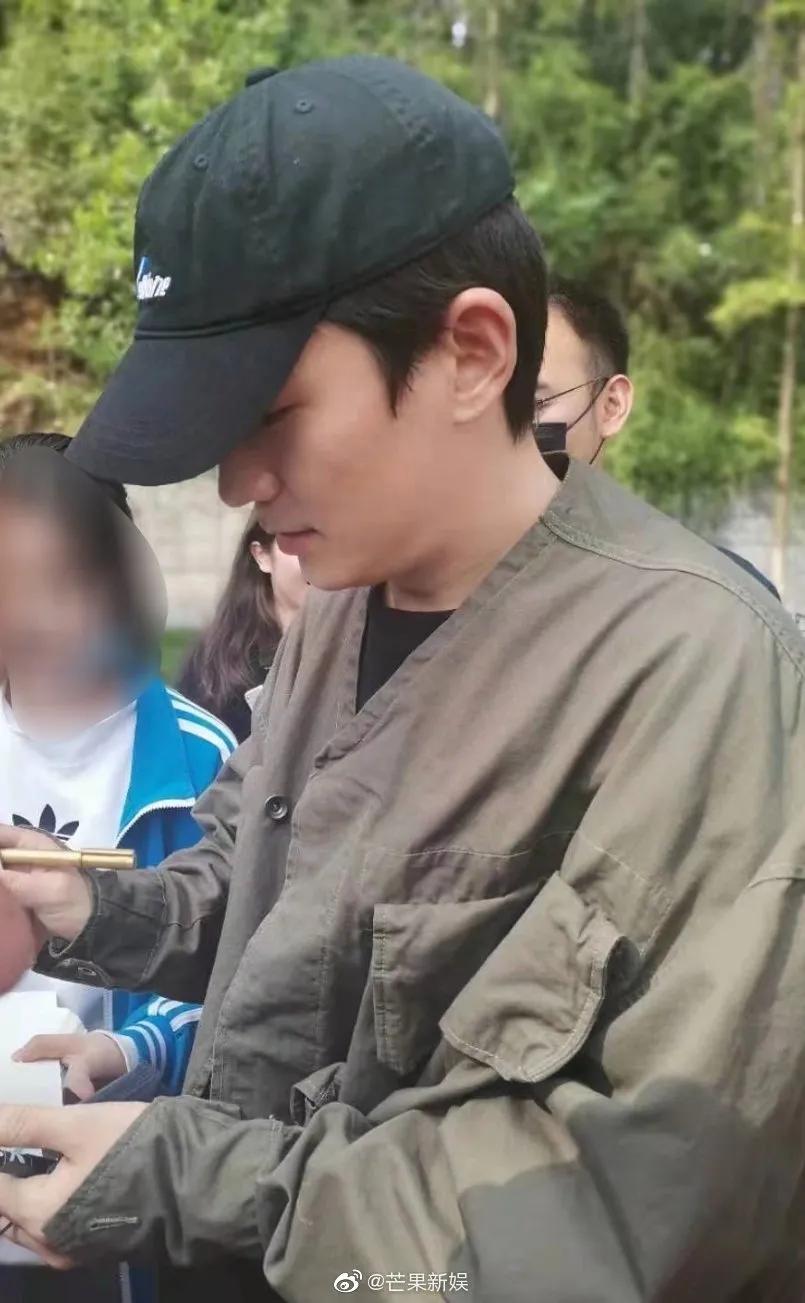 朱一龙现身秦皇岛,朱一龙现身学校