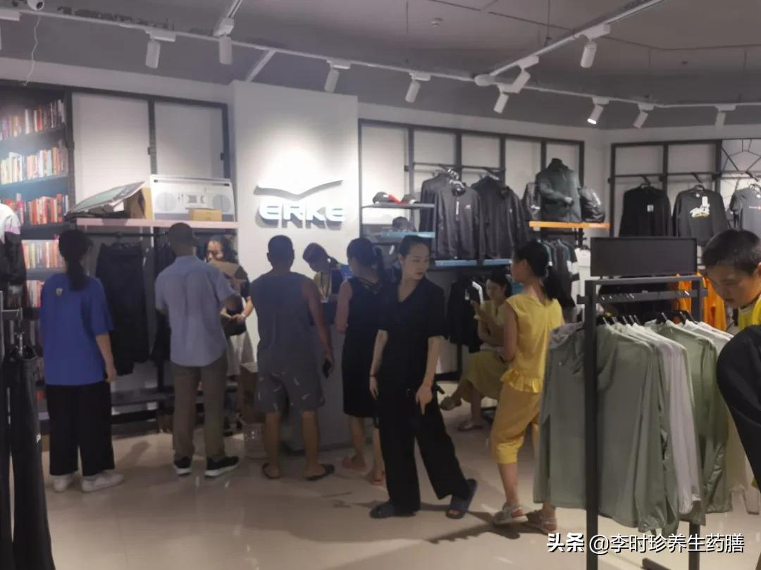 国货之光鸿星尔克照片,国货之光鸿星尔克个体专卖店