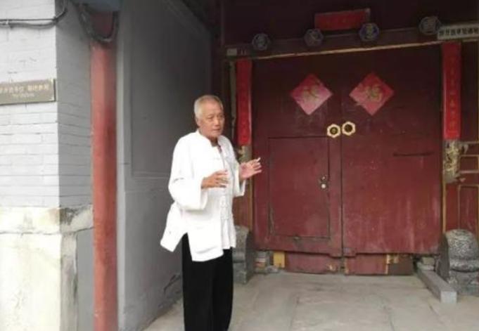 北京蹬三*大轮**爷，一小时150元，住四合院，真实身份是“贝勒”