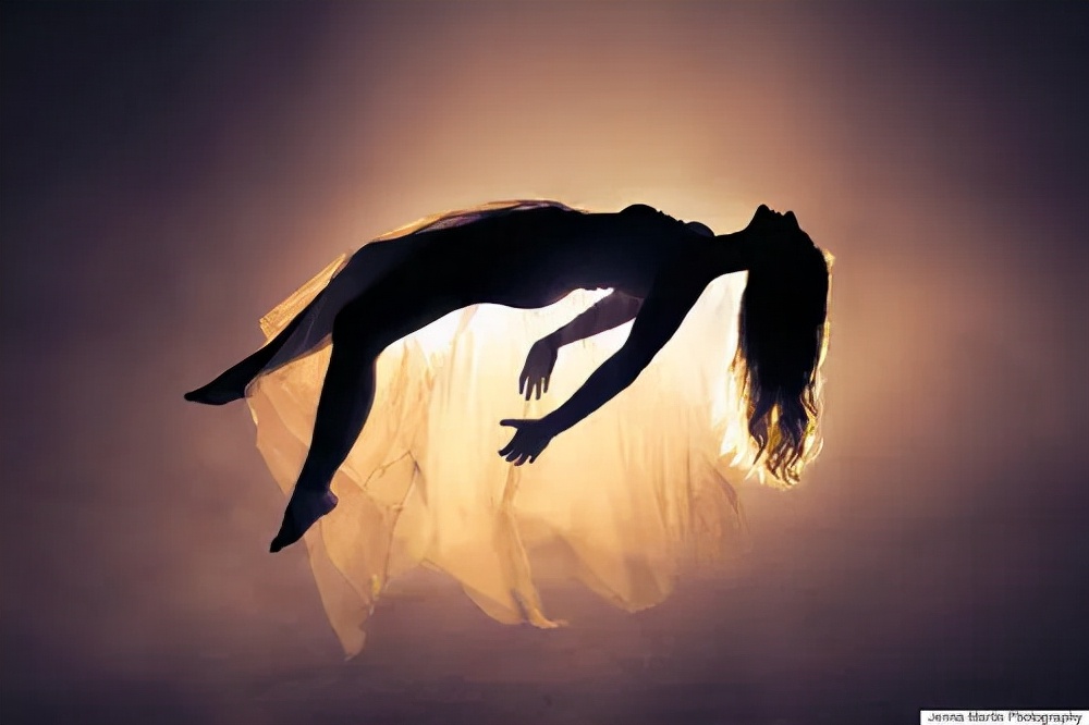 刚被推出产房家人等候的视频,产妇被推出产房的瞬间