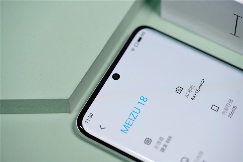 魅族18对比iphone13mini,魅族18和苹果12大小对比