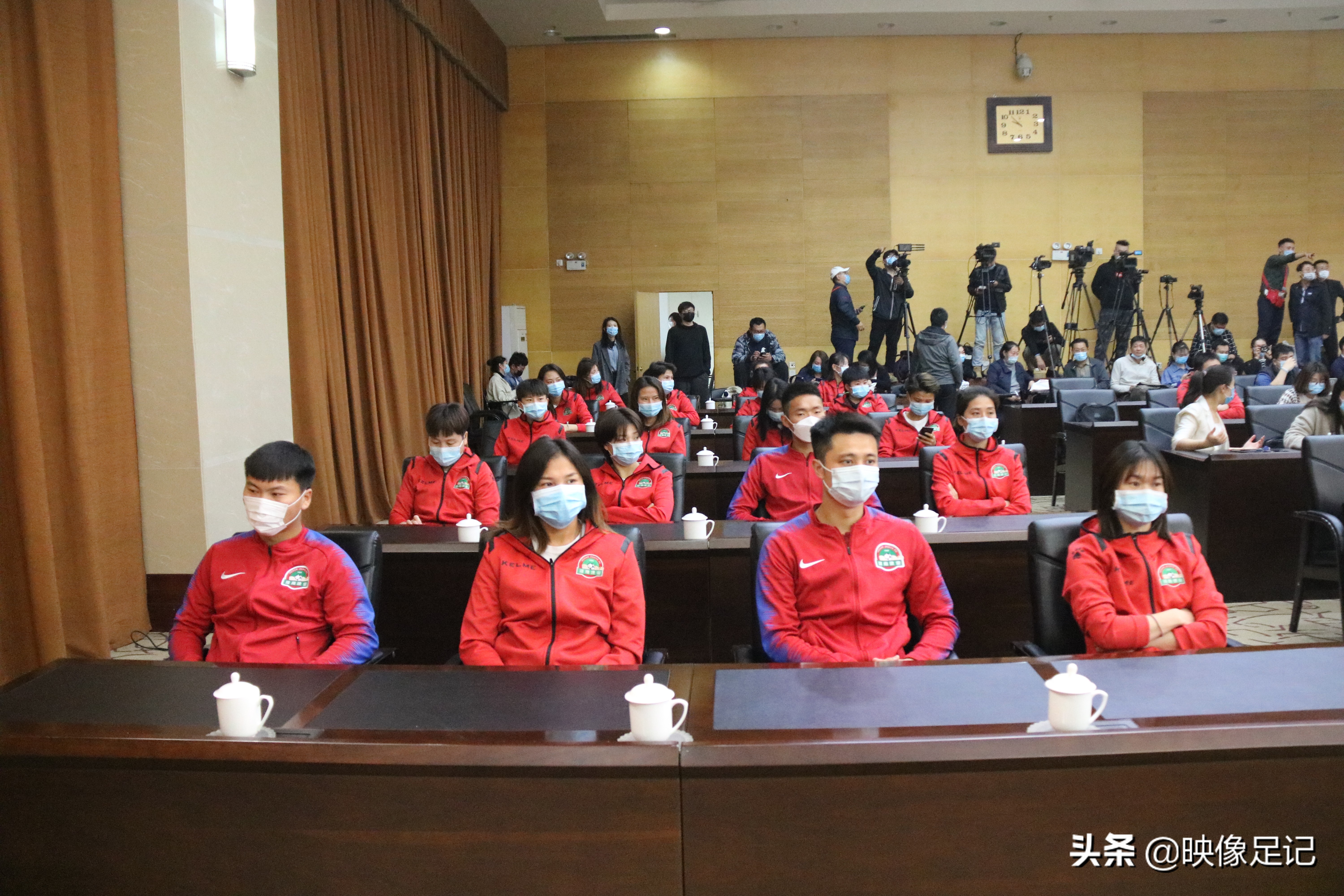 谁说女子不如男足球裁判,谁说女子不如男女足