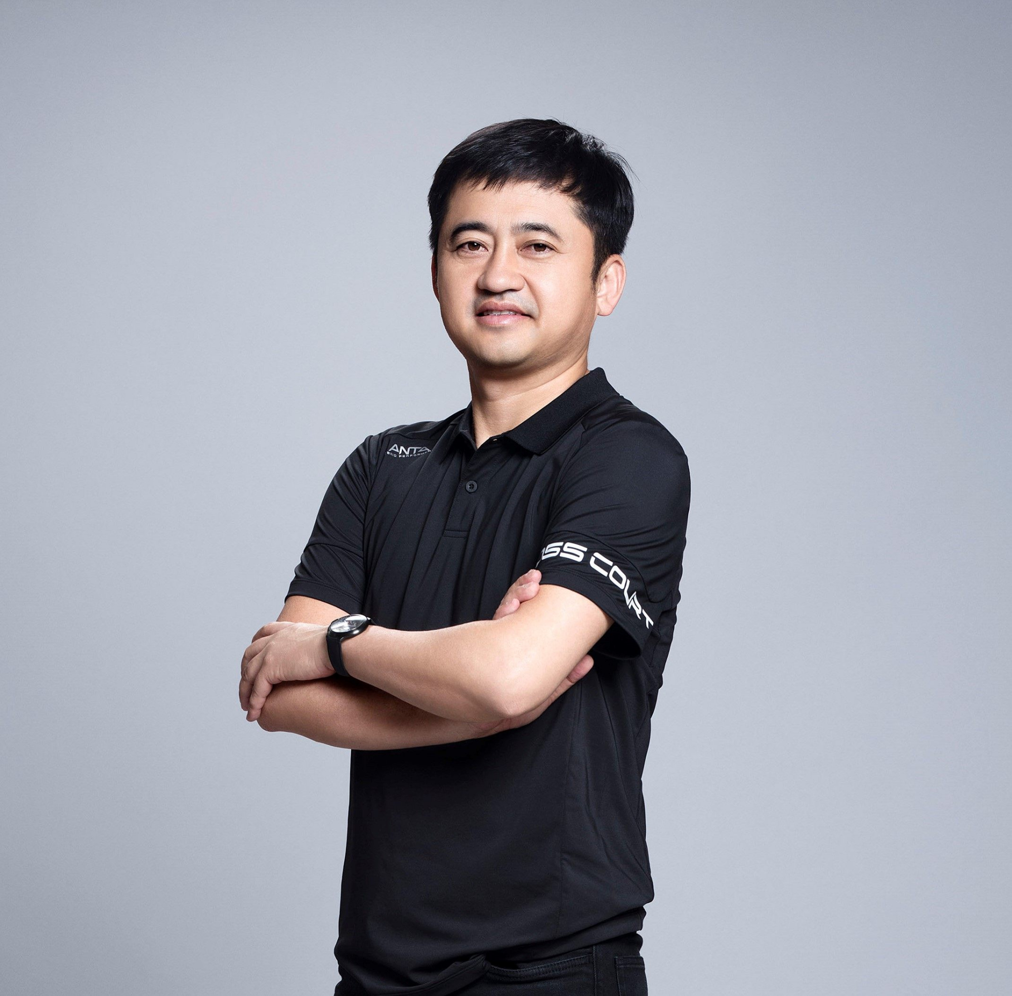 从摆地摊起家的耐克创始人,让耐克赔十亿的是哪个球星