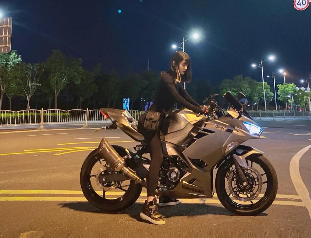 小姐姐骑川崎ninja650,小姐姐骑川崎ninja400摩托车