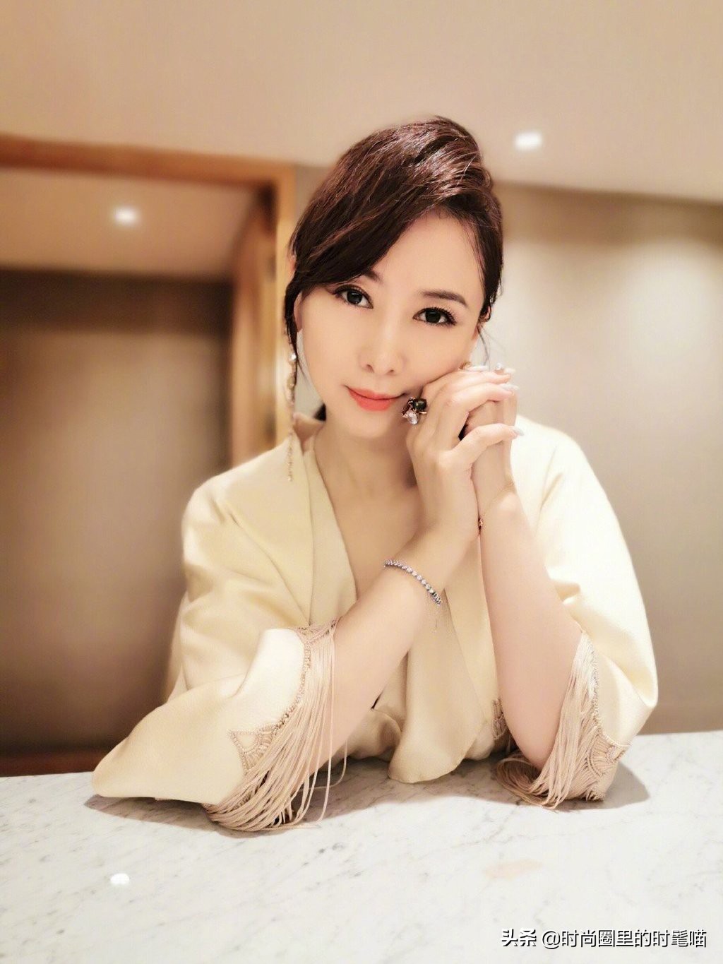 *虹翁**晒最新照片，穿米色流苏套装充满青春活力，51岁的颜值太逆天