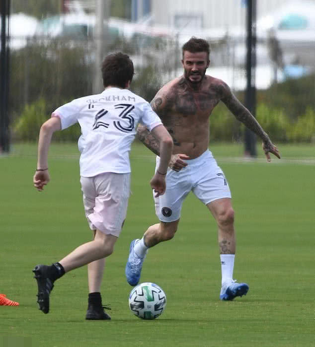 贝克汉姆全家齐出镜,贝克汉姆中文纹身是谁纹的