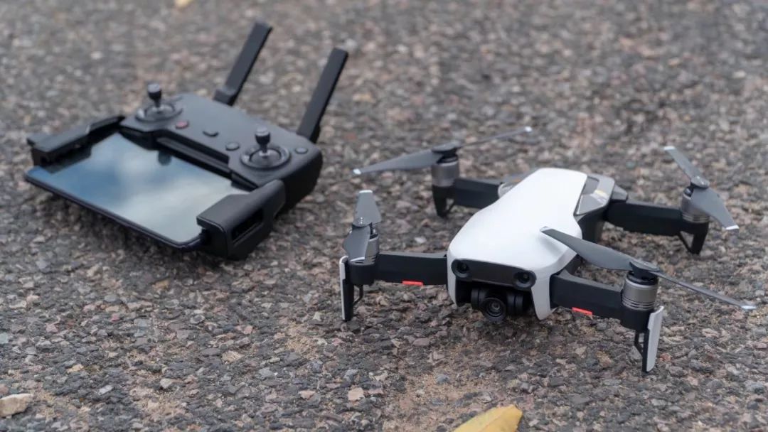 大疆“御”MavicAir，你见过可以塞进口袋的随行无人机吗？