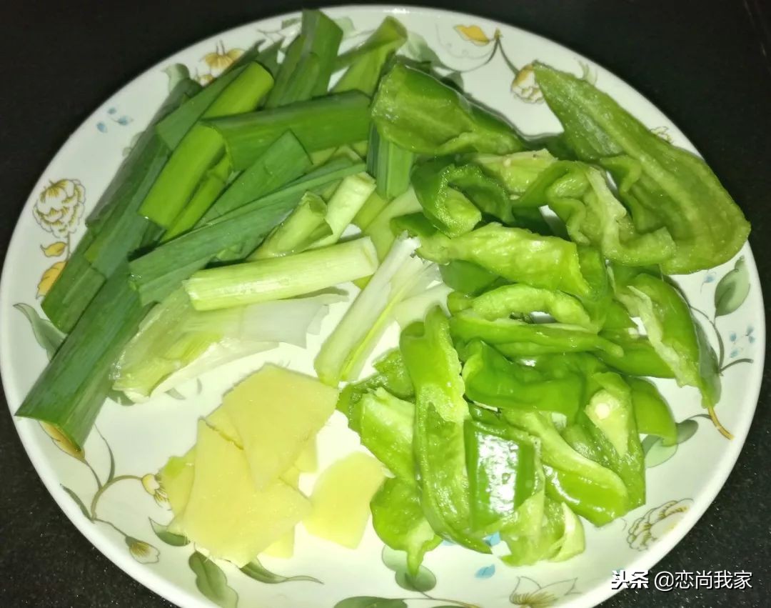 腊肉炒青椒的做法腊肉用不用煮熟,青椒和猪肉简直就是绝配