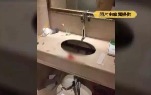 洗脚时酒店洗手盆洗手盆砸落碎了一地，11岁小孩意外受伤