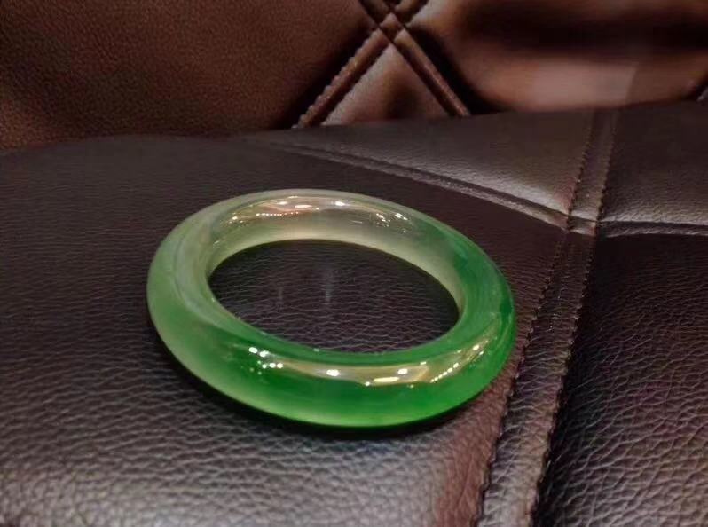 翡翠手镯怎么选比较好,翡翠手镯如何挑种水