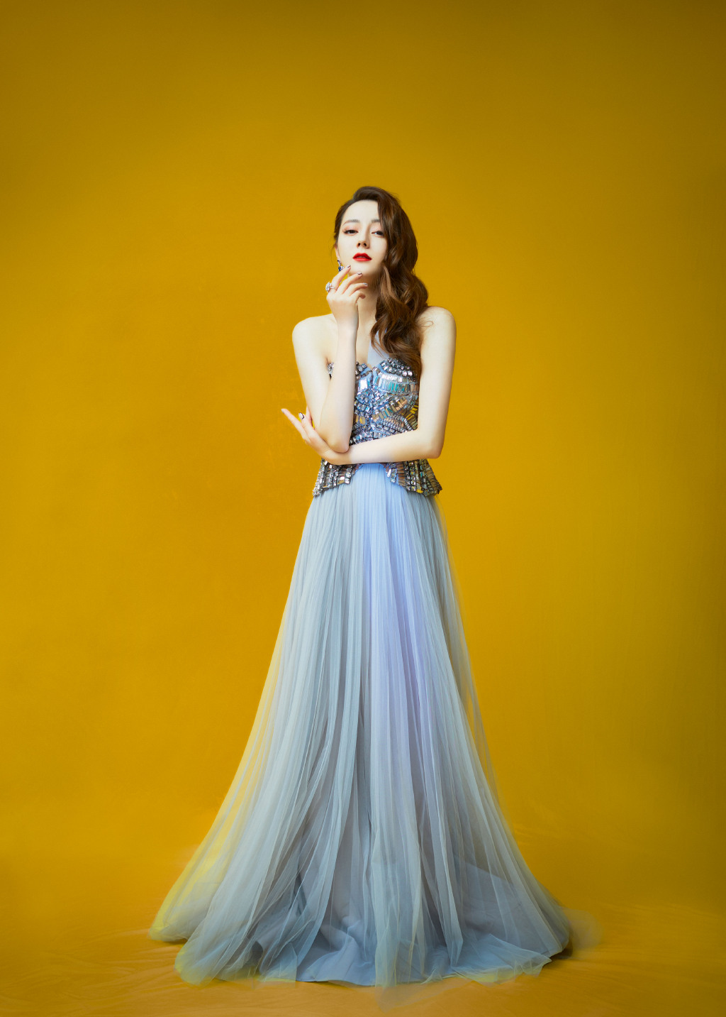 迪丽热巴穿粉色卫衣营造出少女感,迪丽热巴穿红色米老鼠卫衣