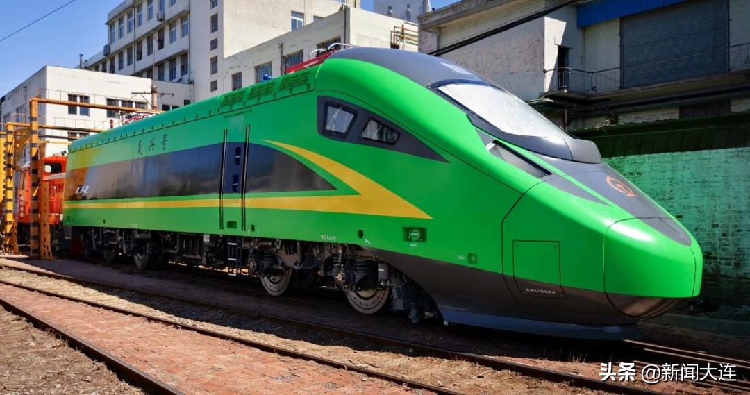 绿巨人开进轻轨站,开往大连的绿巨人动车组视频