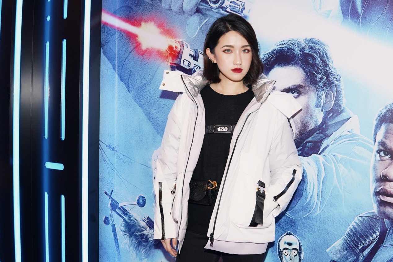 杨幂同款波司登冰羽蓝搭配,波司登杨幂冲锋衣怎么搭配