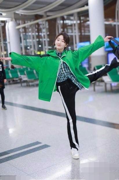 周冬雨穿白色礼服裙大秀美背,周冬雨橘色