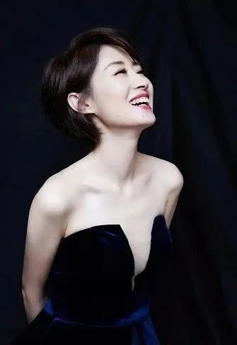 休夫复出，44岁爆红，宝藏姐姐中年叛逆记