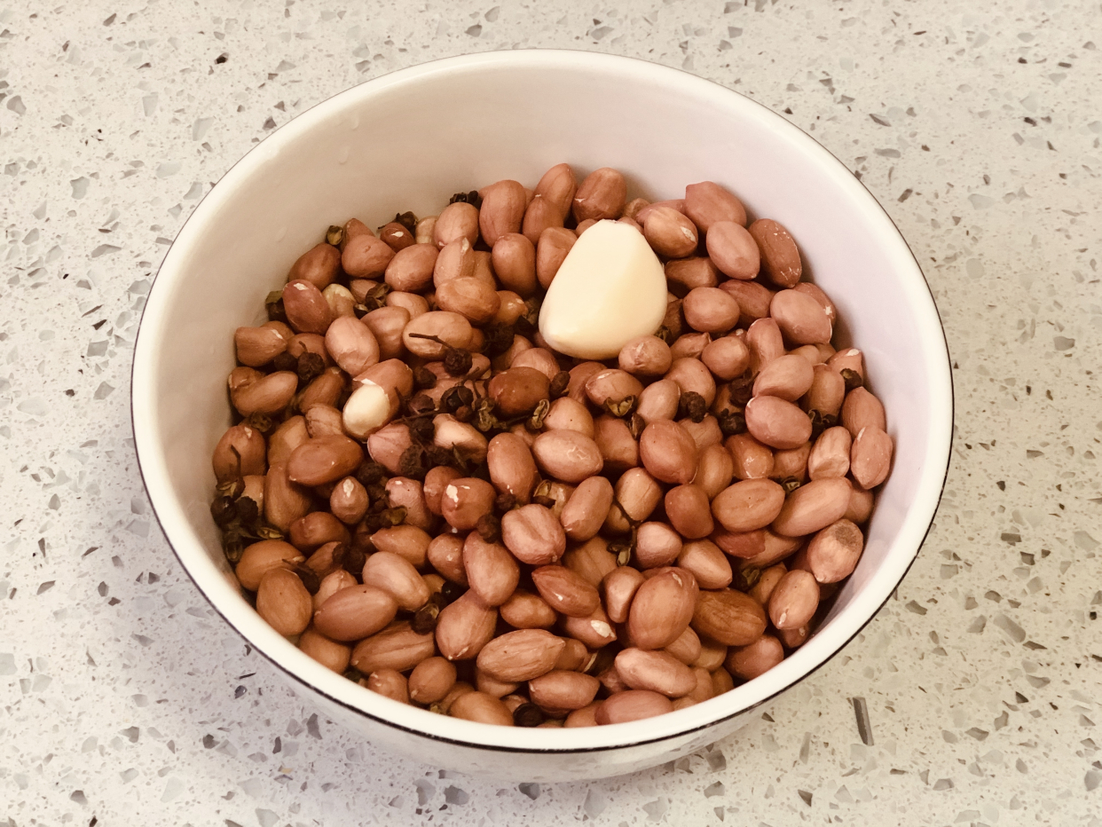 其实在炸花生米的时候是有技巧的,炸花生米放什么就能确定不会炸焦