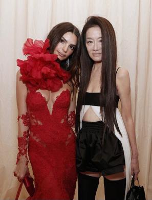 “婚纱女王”王微微近照曝光,年过七旬保养得当,身材纤细似少女