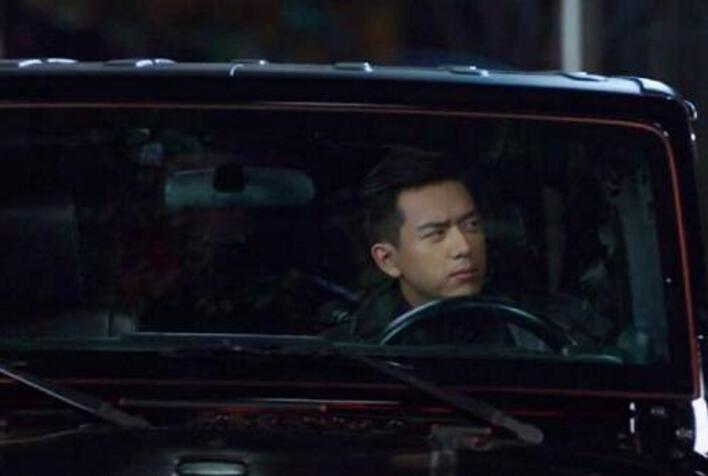 韩商言住的海景套房要十多万一晚,韩商言买项链