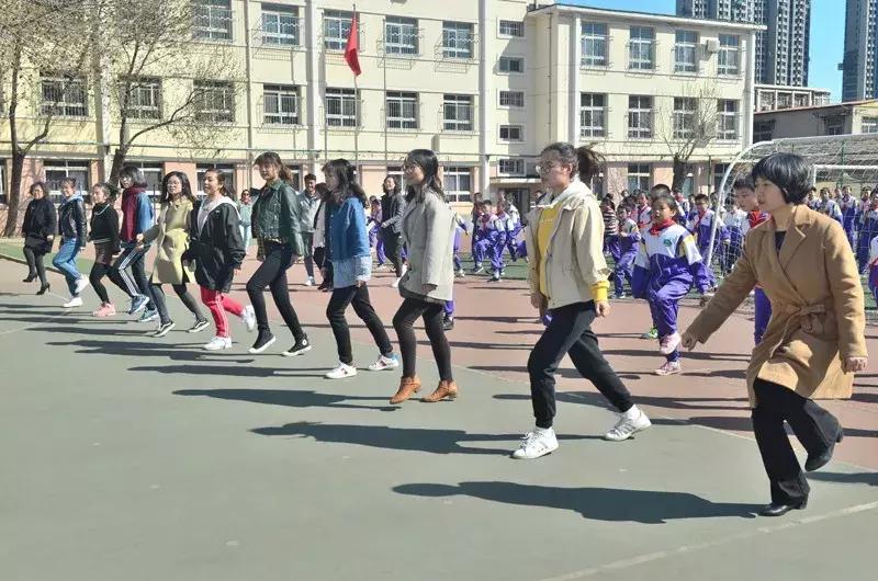 厉害啦！校长领舞，天津这所小学课间操火了！~落户天津落户联盟