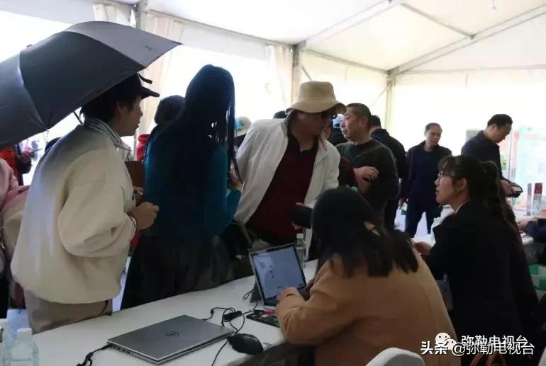 太热闹!弥勒花海、人海、车海、舞海...这些人上镜了!