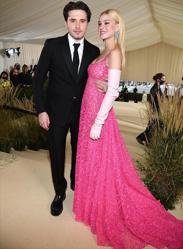 贝克汉姆二公子18岁女友不低调！穿镂空黑裙闪耀亮相，不输准大嫂