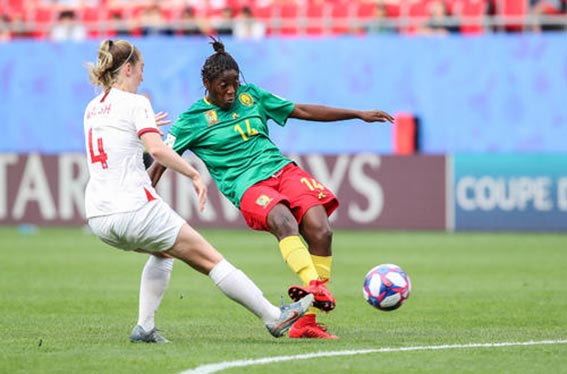 女足世界杯喀麦隆判罚,对着裁判吐口水被裁判一脚踢飞