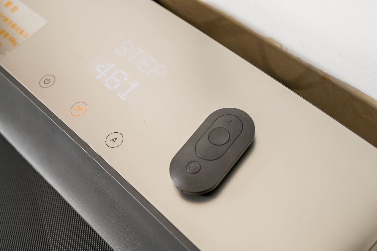 换了个新的居住环境，就买了目前较火的走步机玩玩