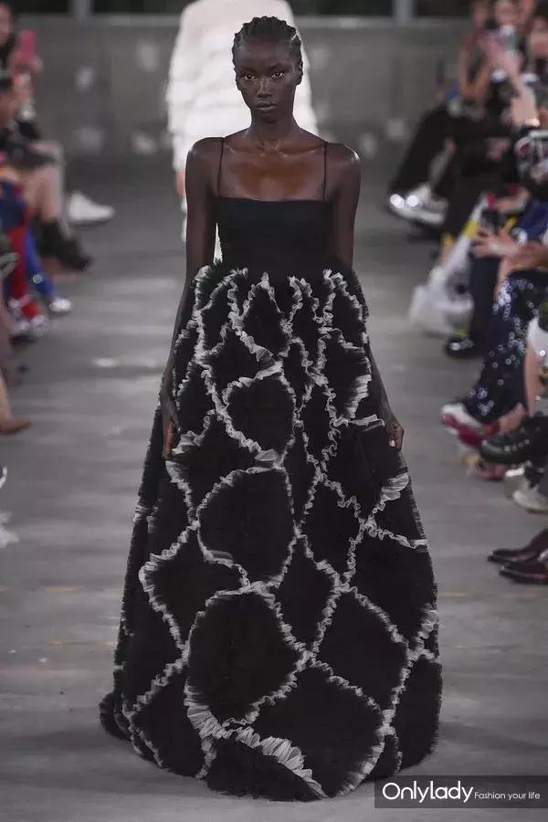 张艺兴valentino东京神图,张艺兴valentino秀场表演