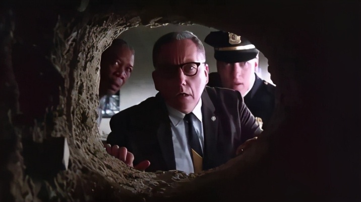 历时27年,他凭借2把小石锤、4张美女海报,逃离肖申克监狱