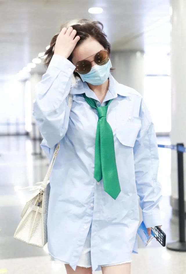 张馨予穿绿色披肩晒照显娇羞,张馨予机场秀短发后更有魅力超酷