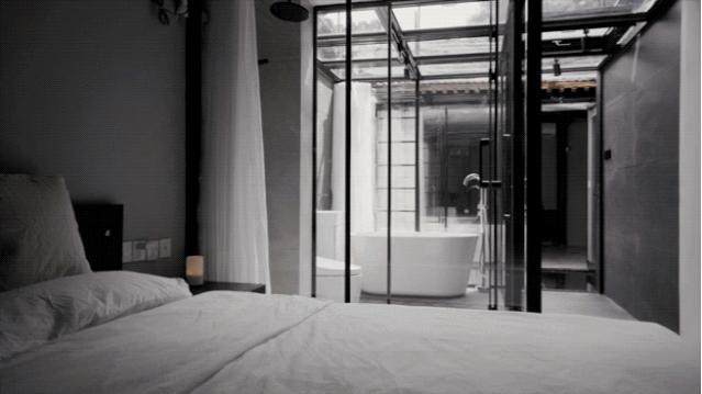 北京姑娘继承胡同老房，地板铺镜子、浴厕全透明，一个人住太爽