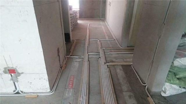 装修水电走顶还是走地好视频,水电是走顶还是走地别被忽悠了