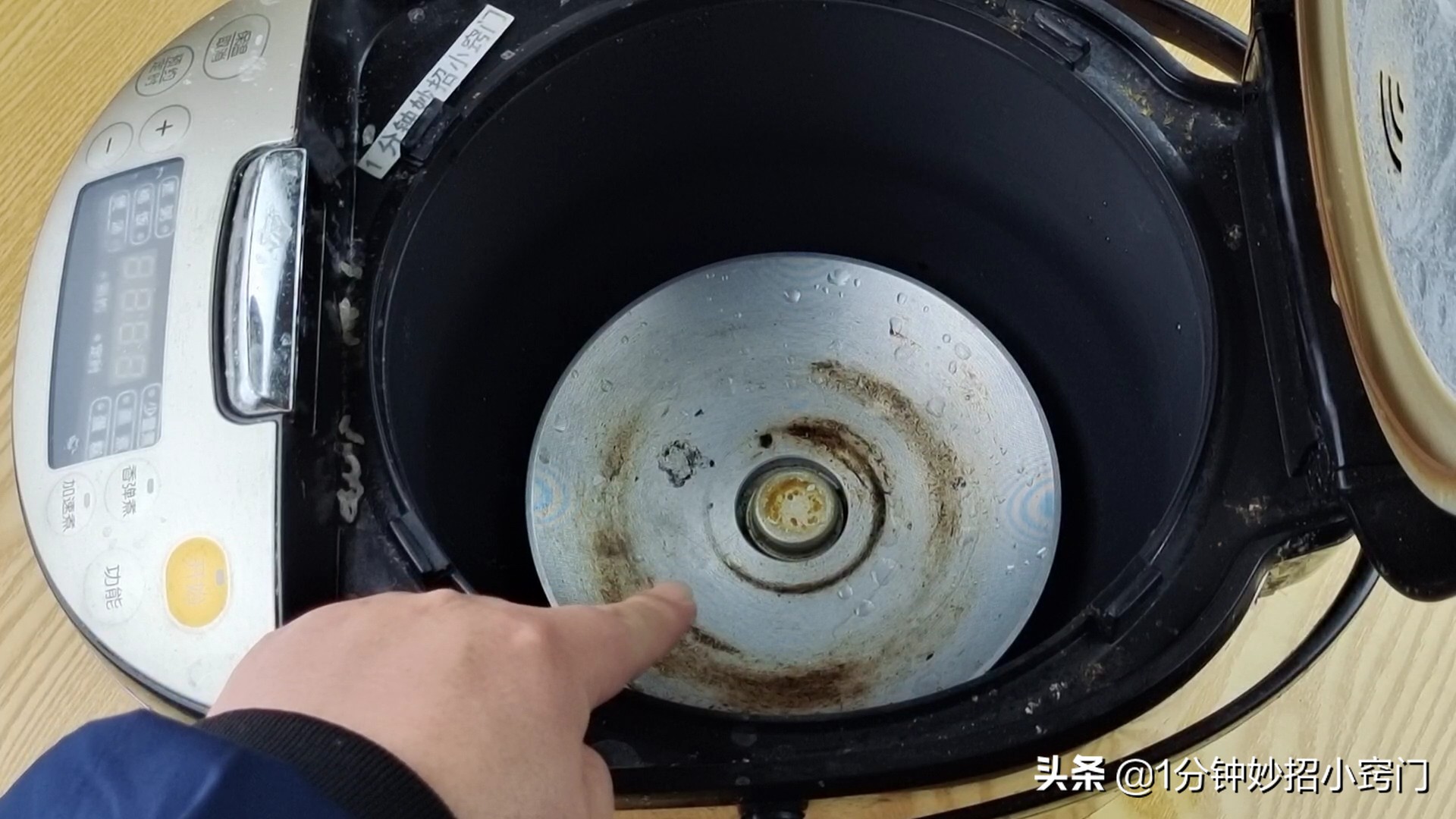 电饭锅内胆发黑怎么清理,电饭锅里面污垢妙招