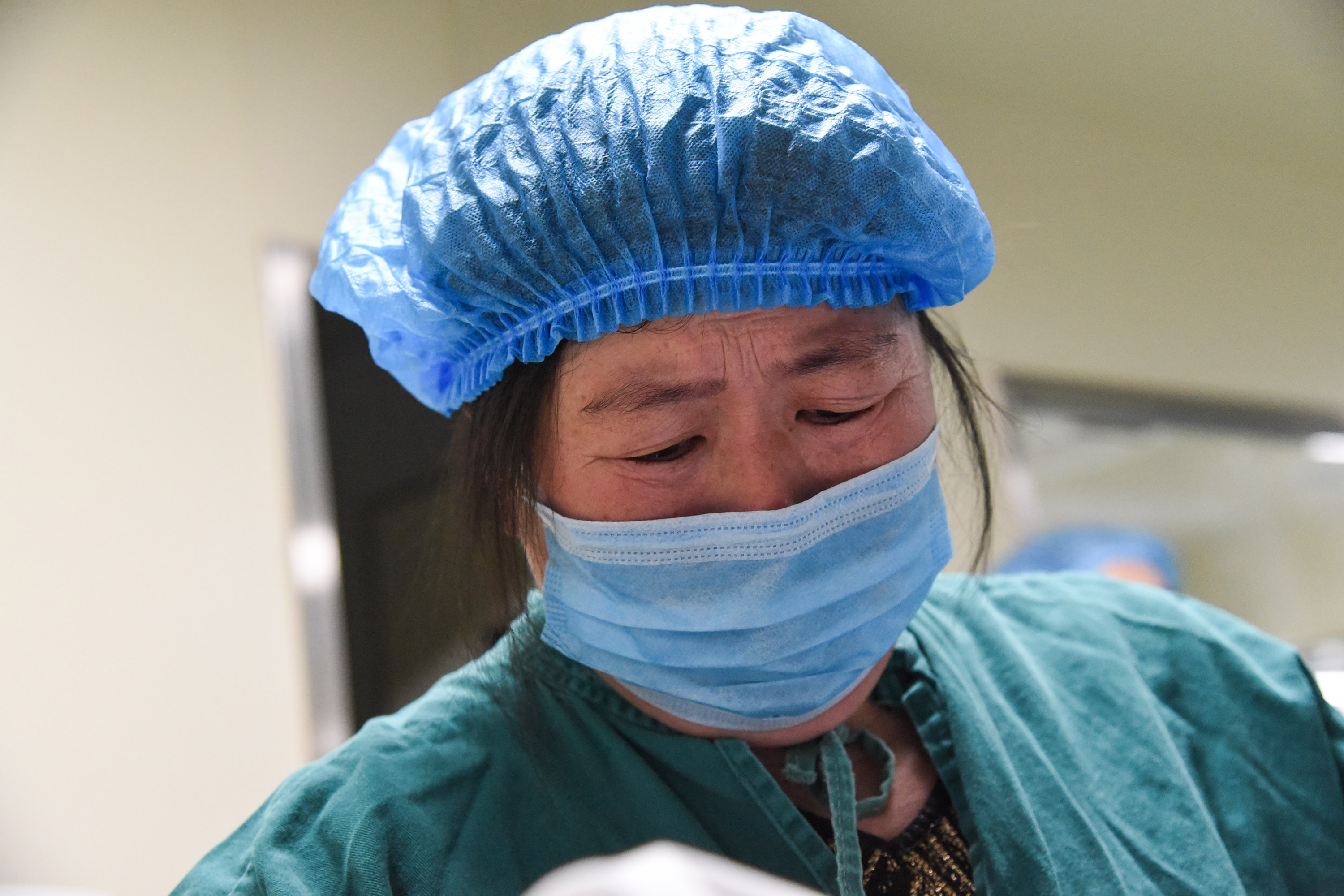 河南一男子因劳累致浑身疼痛，自泡药酒解压，一杯酒下肚后悲剧了