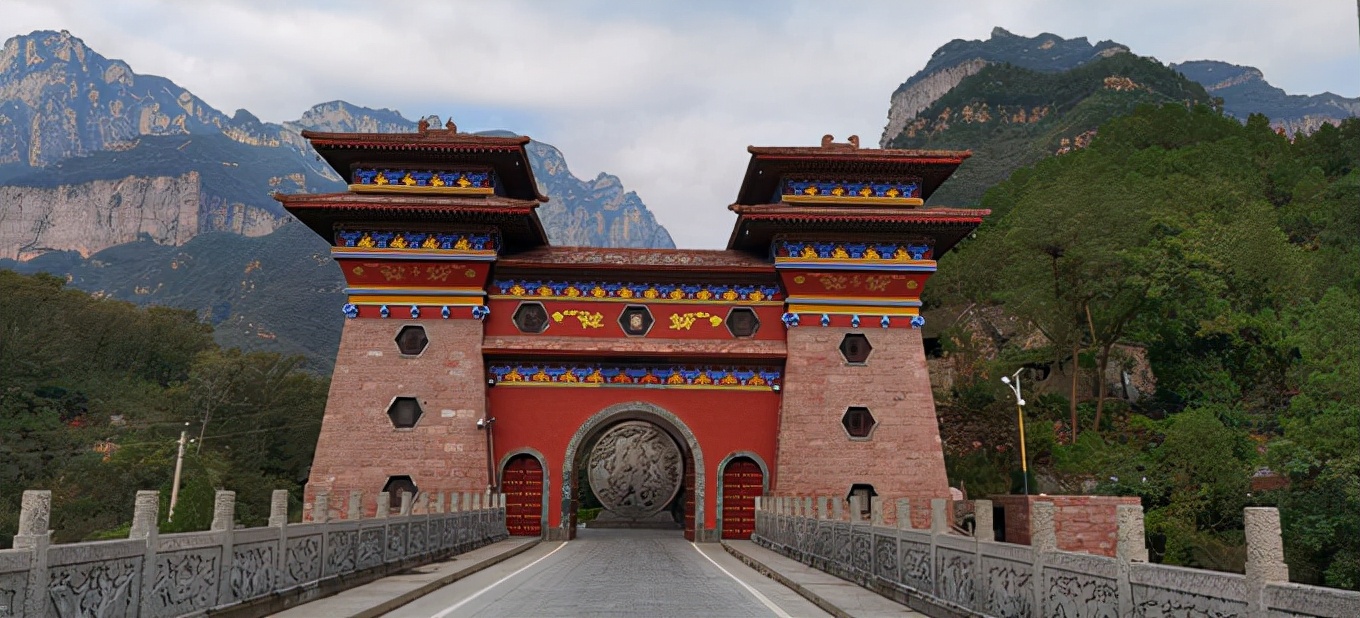 八道沟景区大门,八里沟二道门民宿