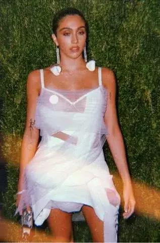 雪莉,热依扎“真空”PK,不穿内衣和吊带露胸哪个更放飞?