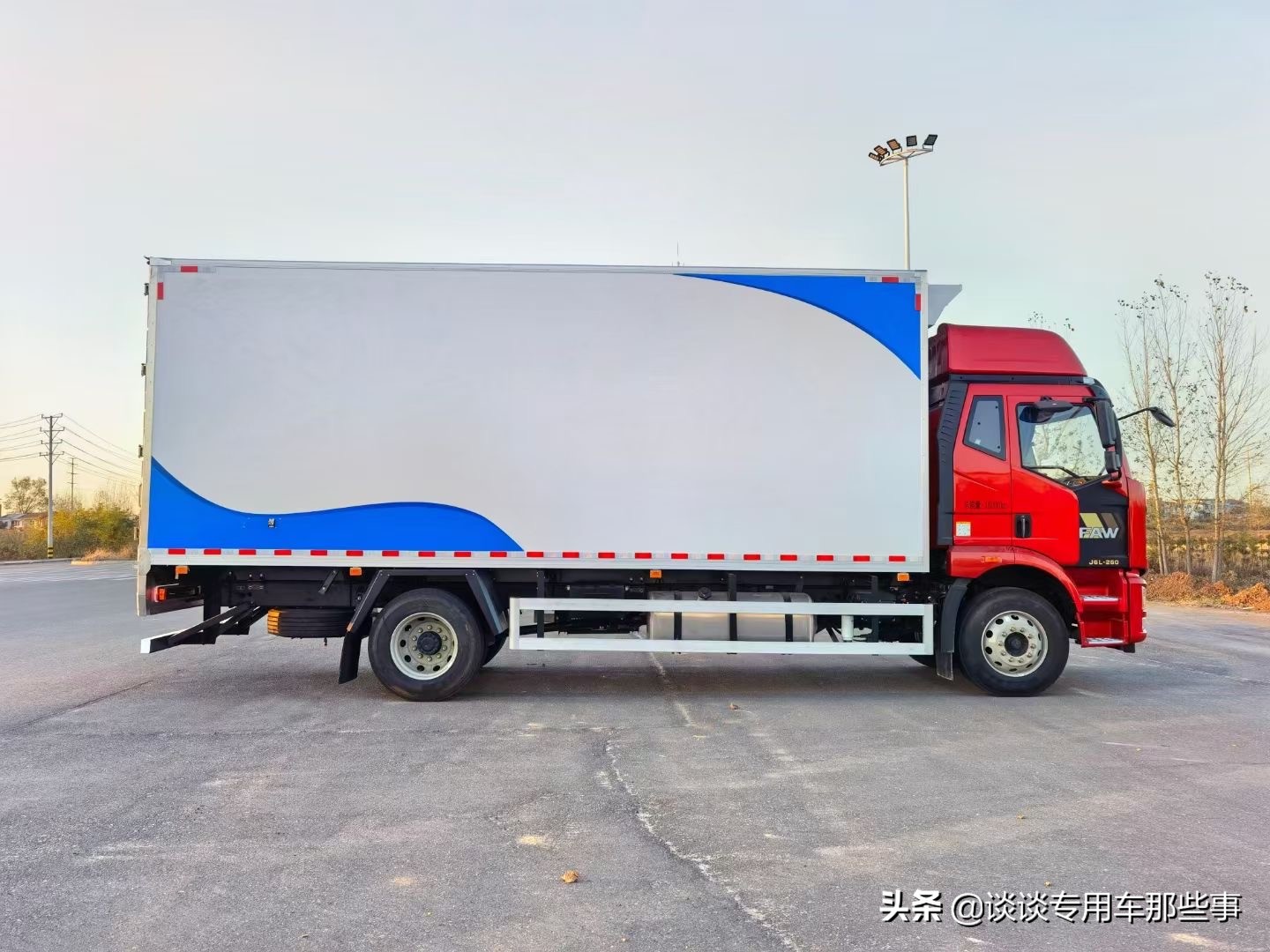 蓝牌冷藏鲜活水产运输车,鲜活水产运输车价格