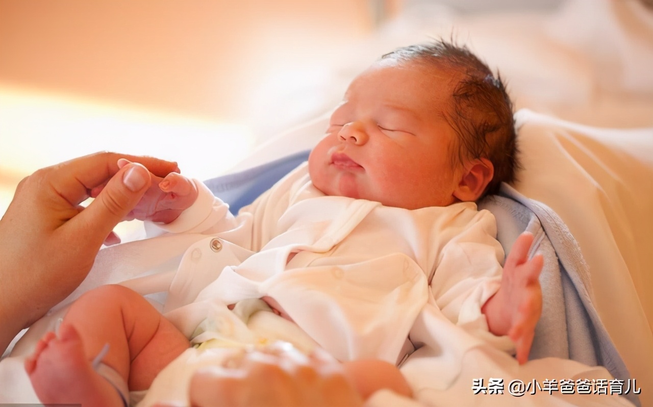 宝妈看见宝爸就想吐是什么原因,宝妈第一次见到宝宝一脸嫌弃