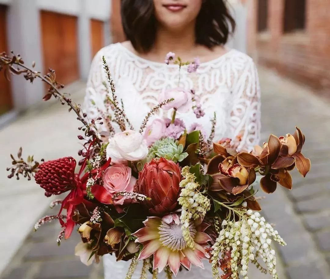 鲜花店日常换水整理花材,花要不要经常换水
