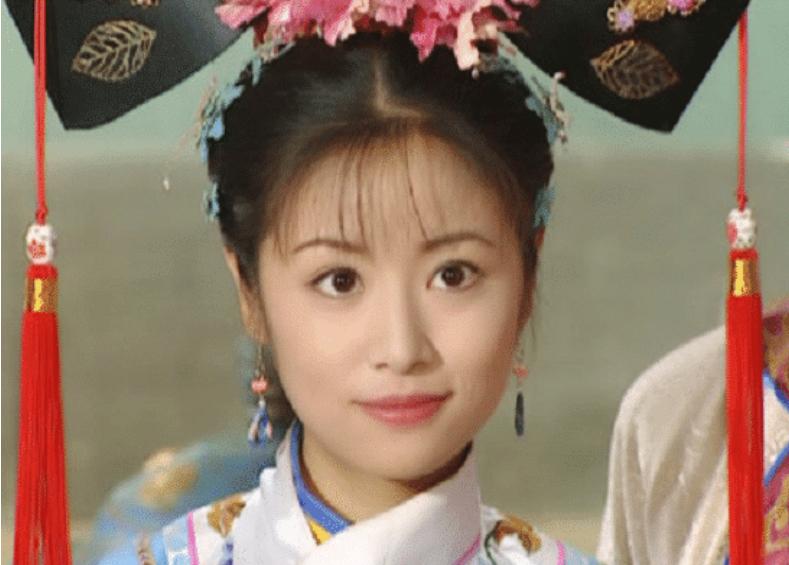 林心如一笑满脸坑坑洼洼，皮肤不如路人好，44岁真实的衰老状态