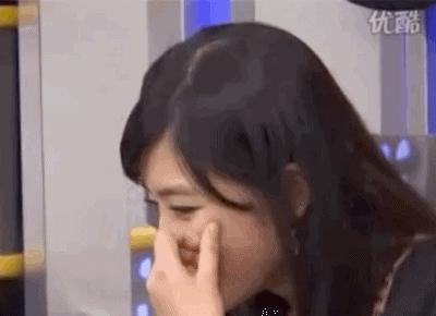 被迫成熟的张含韵，人缘好情商高，却不放大跟干爹刘德华的关系