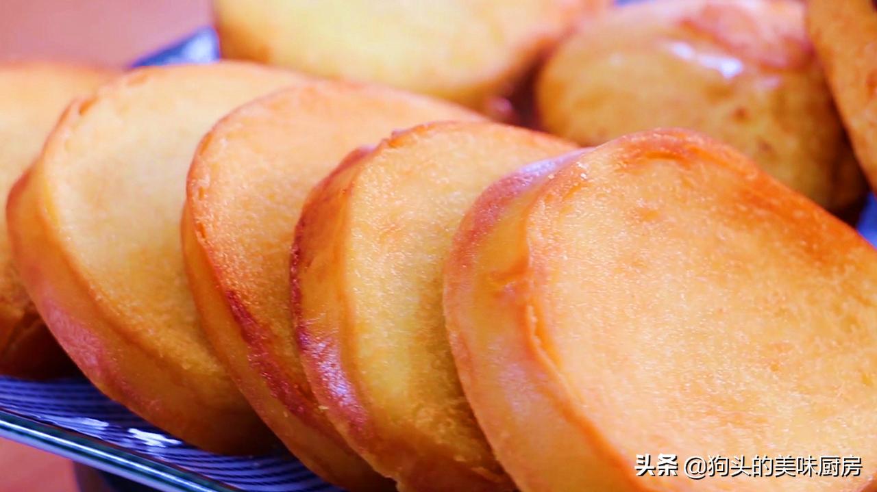 空气炸锅炸馒头片沾水做法,馒头切成小块裹上蛋液的做法