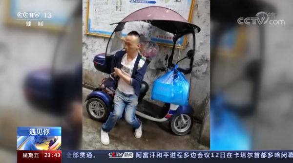 贵州脑瘫小伙炒鸡 (贵州脑瘫儿小伙学炒鸡)