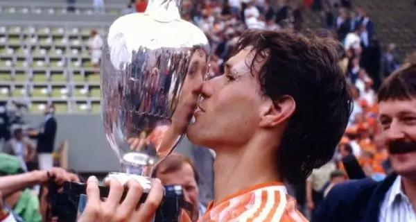 欧洲最伟大运动员,范巴斯滕因什么伤病退役