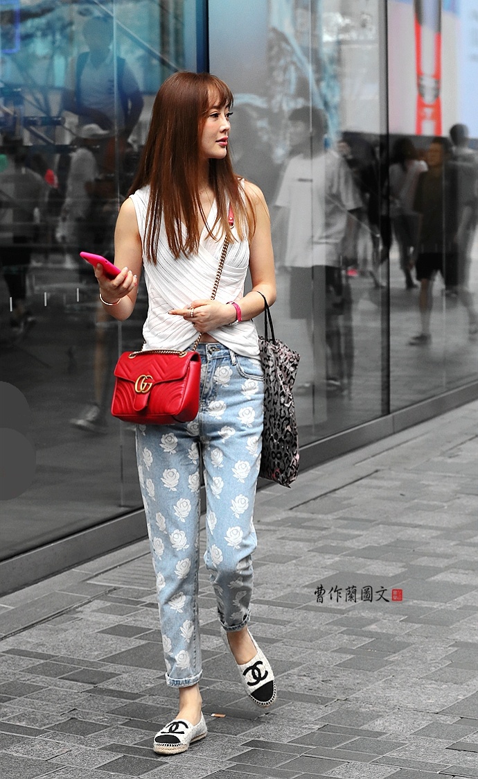 街拍牛仔裤美女走路视频大全,街拍牛仔裤和裙子美女你会选择谁