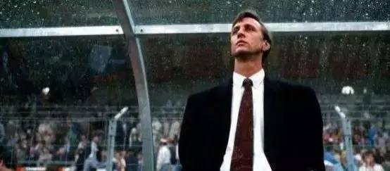 约翰·克鲁伊夫在足球界出名吗,克鲁伊夫才是足球第一人