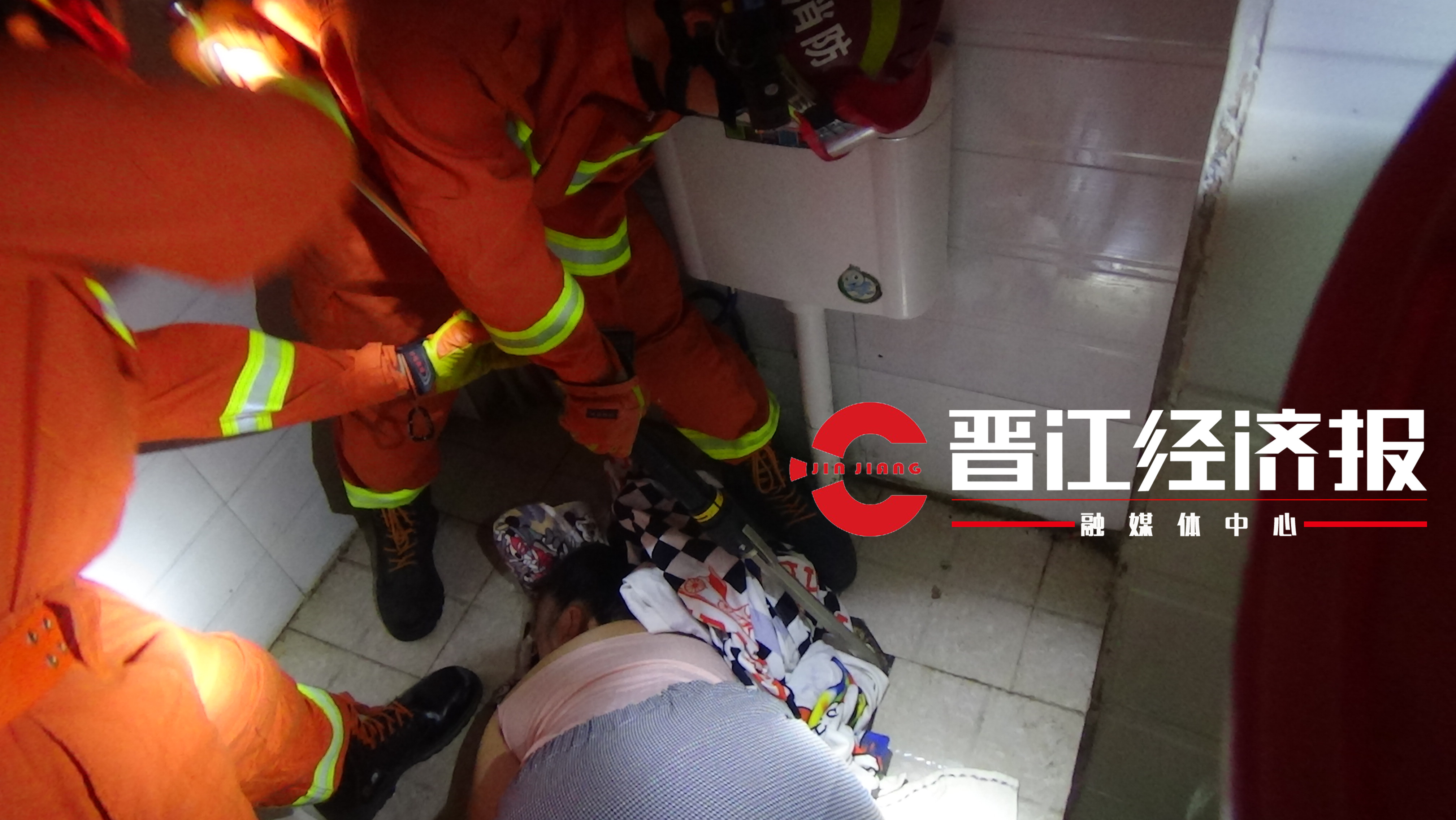 捡了肥皂丢了便池?女子为捡肥皂手卡便池不能动弹,幸亏盼来了“万能“”的...