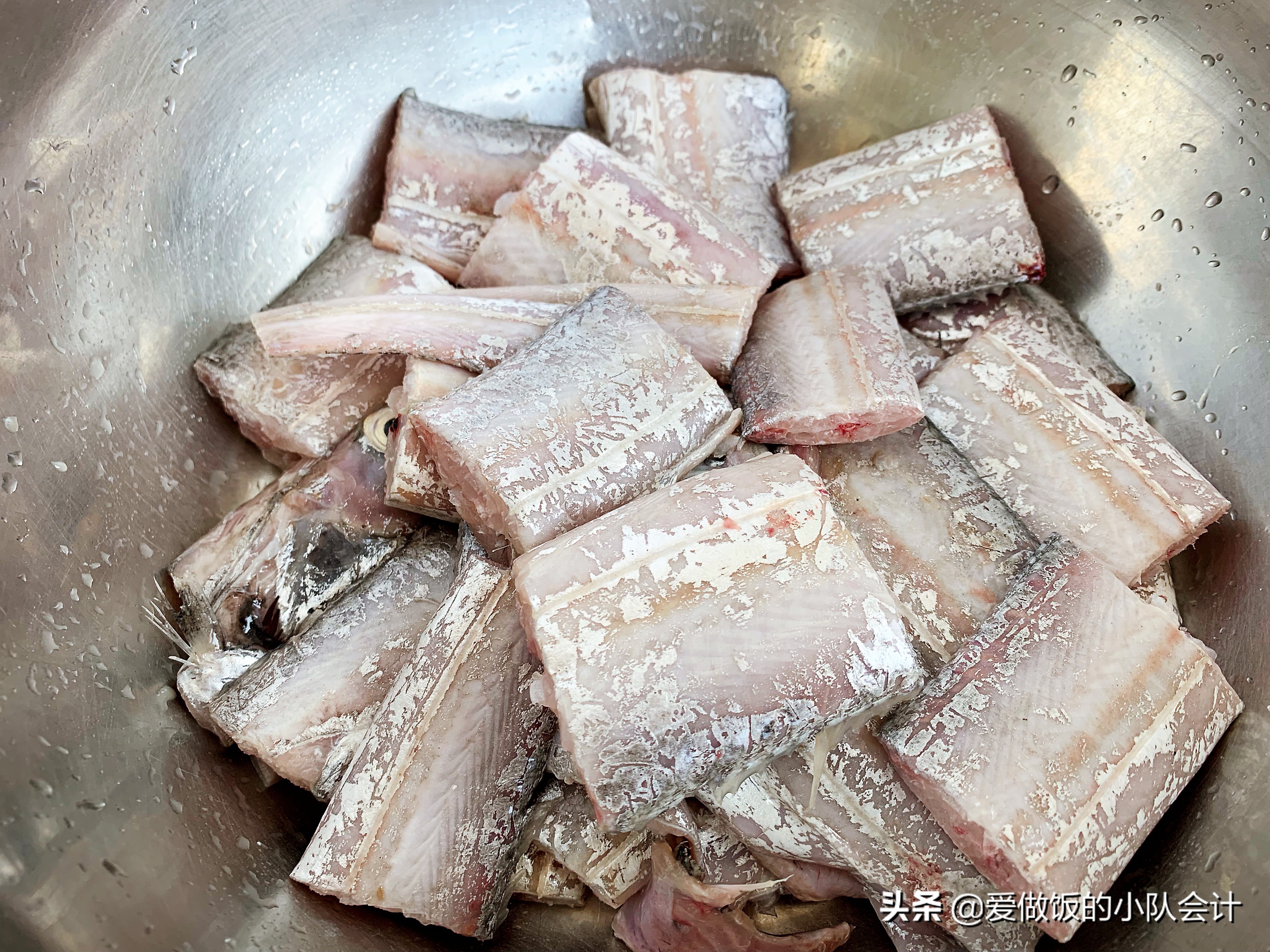 冷冻带鱼表面的白鳞需要去除吗,带鱼表面的白鳞越白营养越好吗